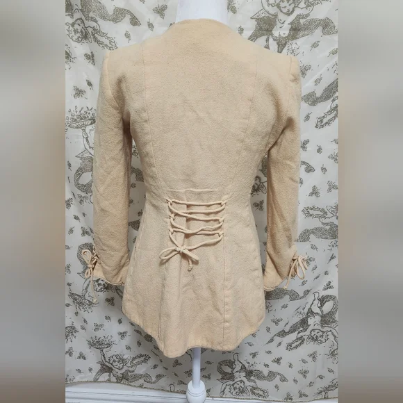 Elegant vintage cream collarless blazer jacket with unique button closure - Picture 2 of 6